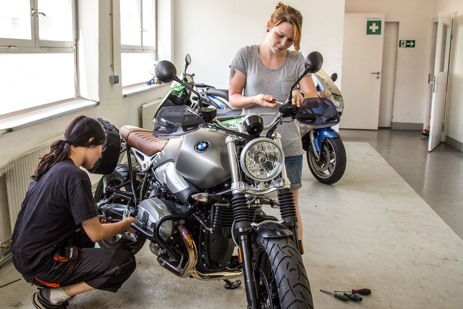 WFZ München Motorradwerkstatt junge Frauen